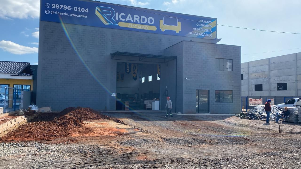 Fachada de loja de móveis com pavimentação em andamento