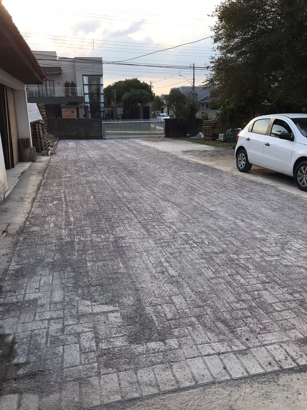 Estacionamento residencial ou comercial finalizado com paver cinza